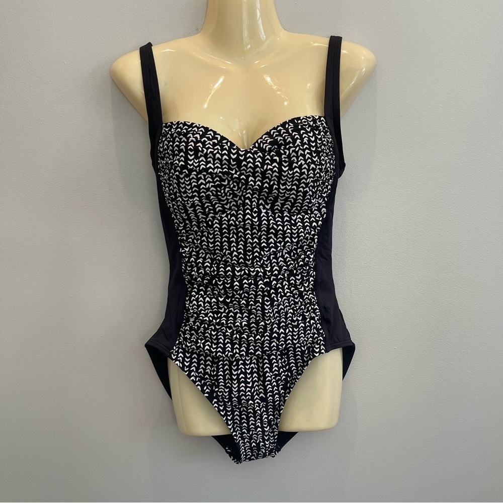 La Blanca Swimsuit Women’s 8 Black and White Patterned Swimsuit One piece